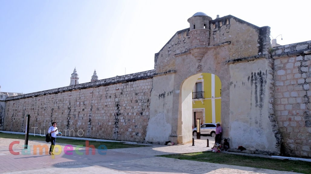 Flecha cada Emperador Puerta de Mar - Turismo Campeche - Tours en Campeche